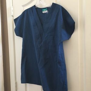 FINAL MARKDOWN Ladies’ Crest Classic Scrub Top (S)